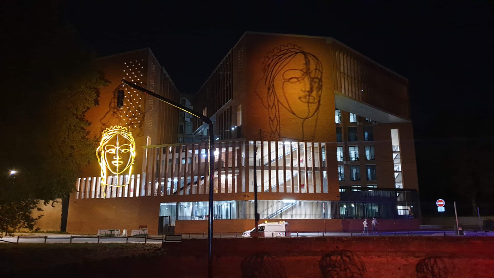 jeu d'ombres avec sculpture en fil de fer