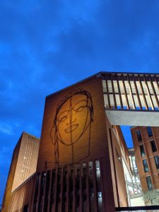 ombre projetée sur mur de tête en fil de fer par projecteur