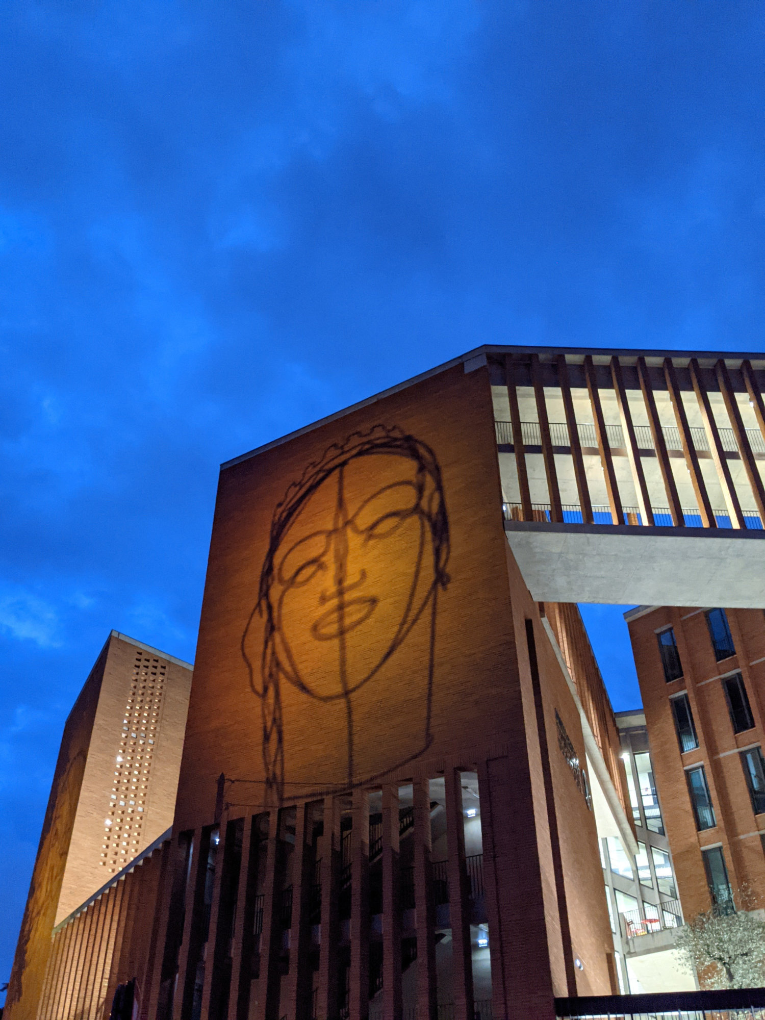 ombre projetée sur mur de tête en fil de fer par projecteur