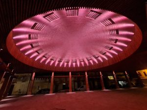 éclairage d'une halle moderne de nuit