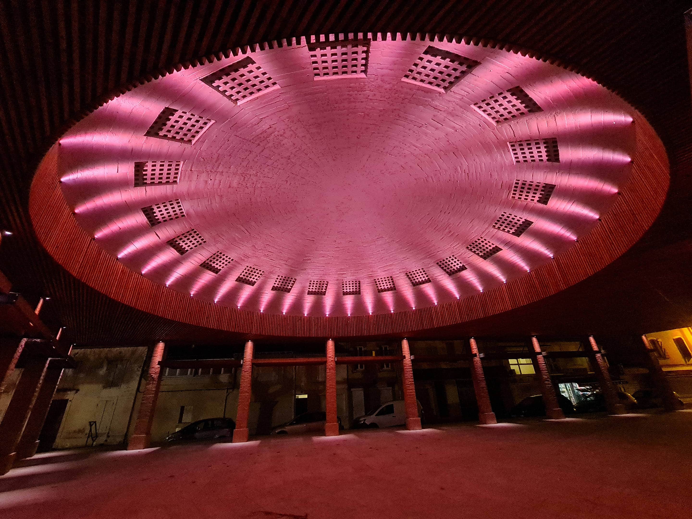 éclairage d'une halle moderne de nuit