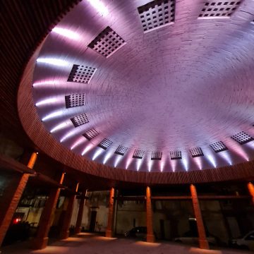 halle éclairée avec des projecteurs couleur