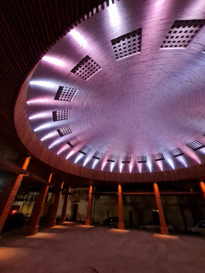 halle éclairée avec des projecteurs couleur