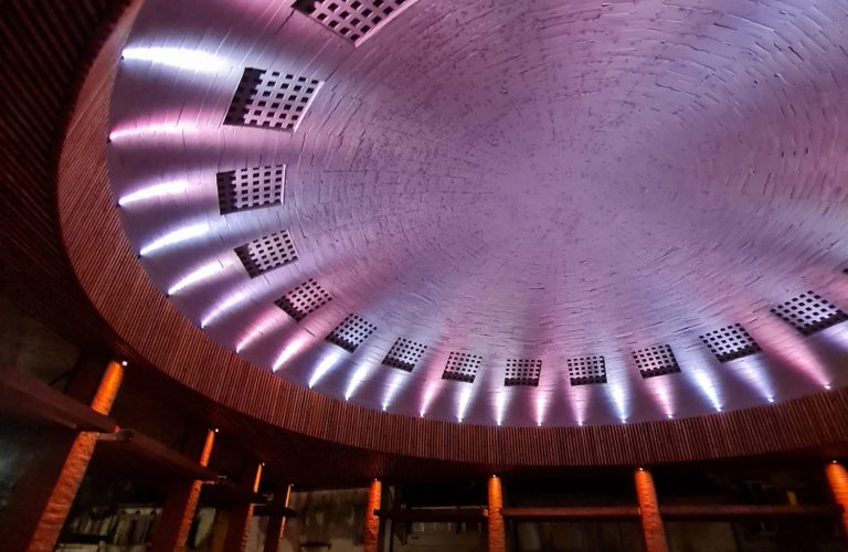 halle éclairée avec des projecteurs couleur