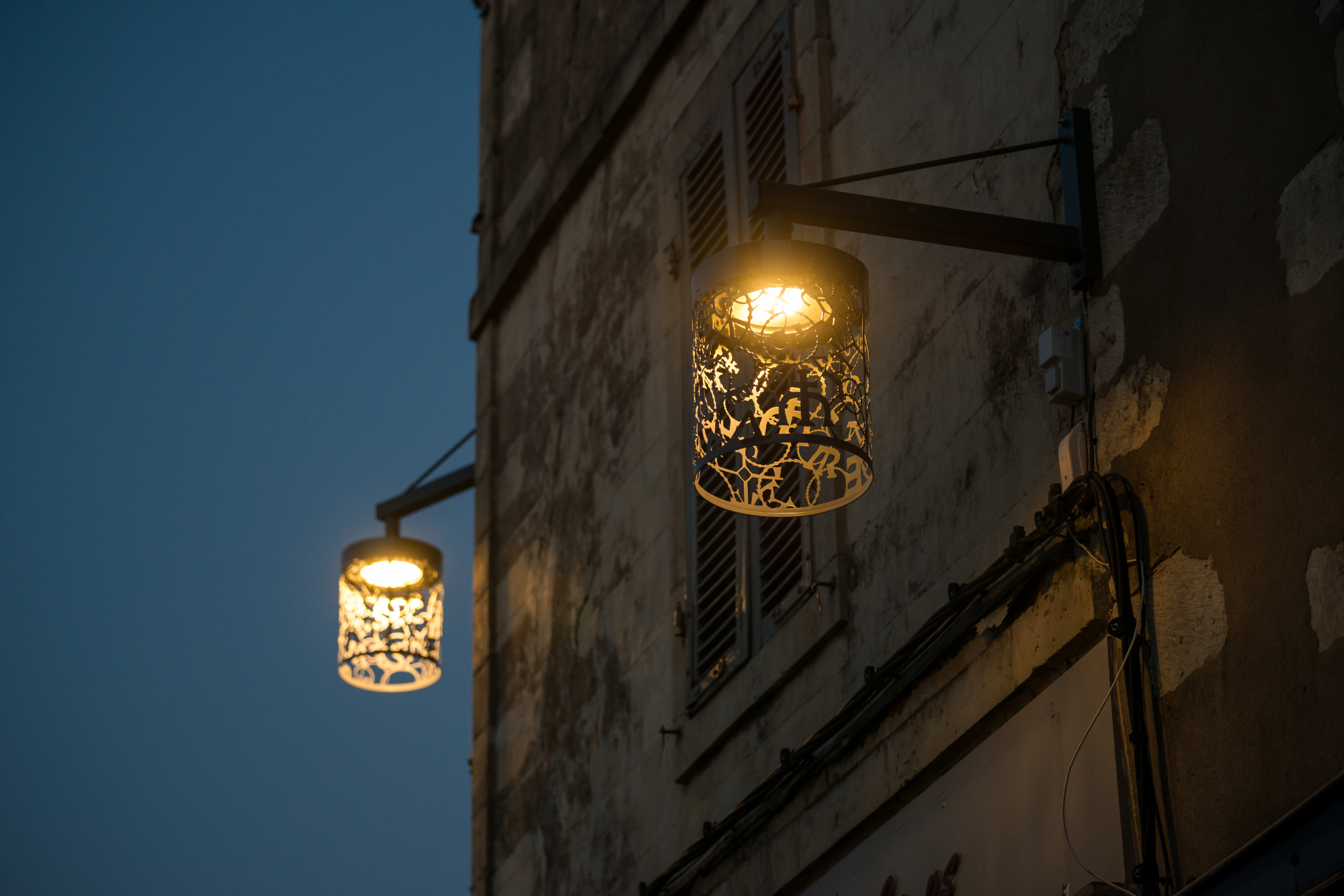 Lanterne sur façade avec découpe inspiré des pièces historiques