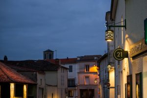 Eclairage d'une rue avec lanternes de style avec découpe laser