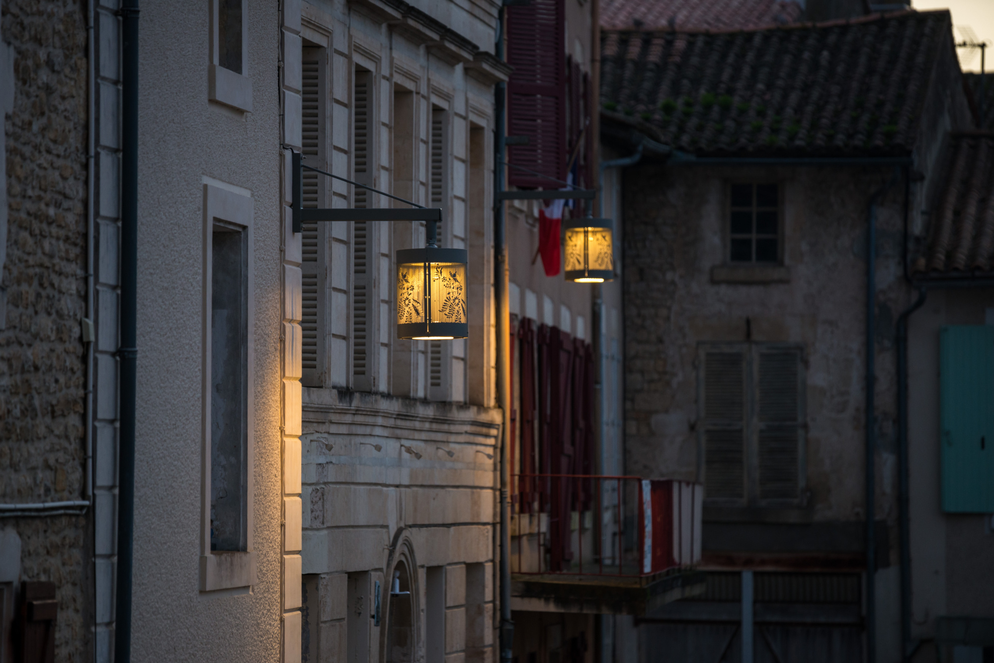 Eclairage d'une rue avec lanterne avec découpe et lumière chaude
