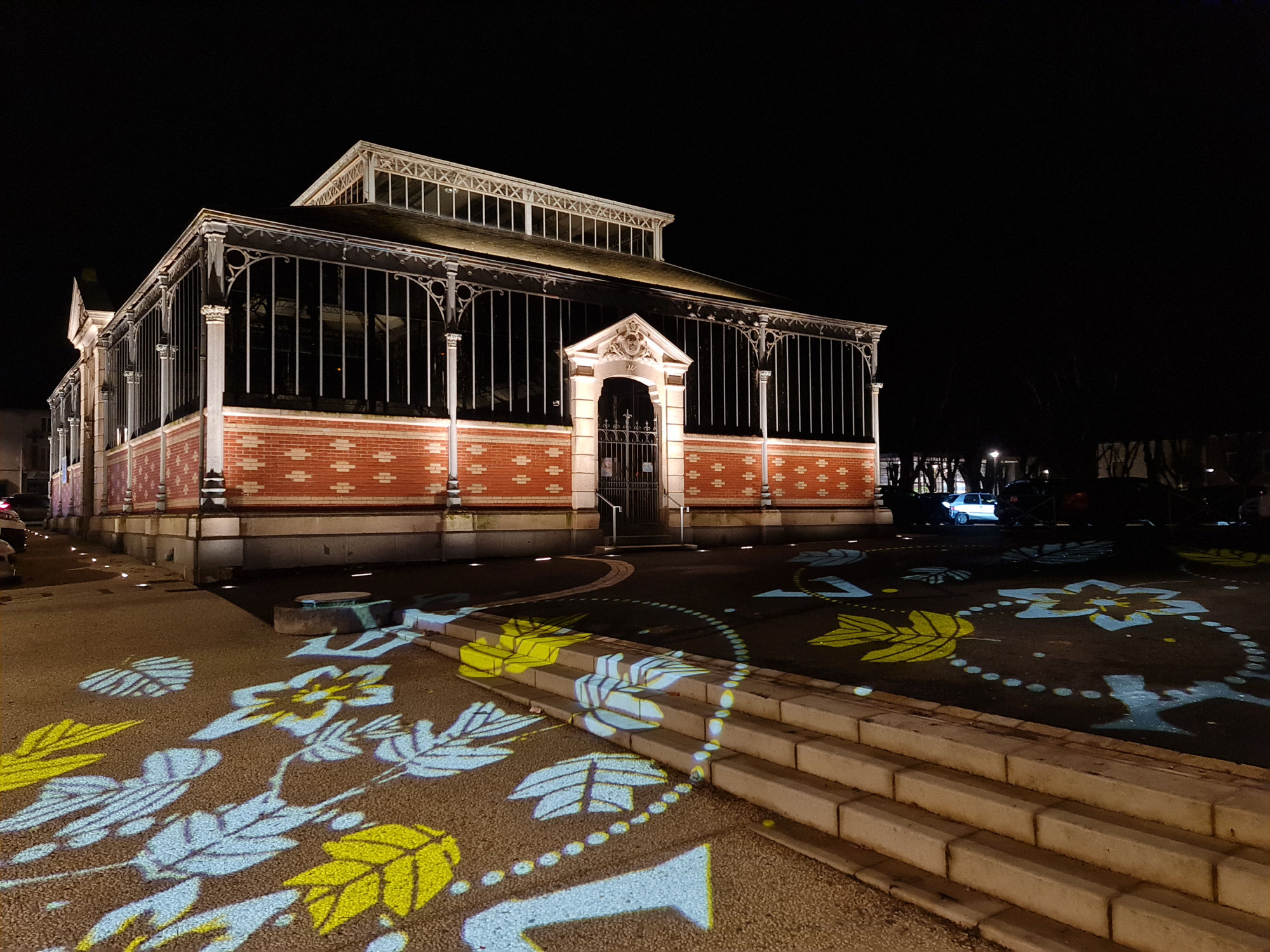 Projections d'images fixes au sol pour éclairage place de la halle
