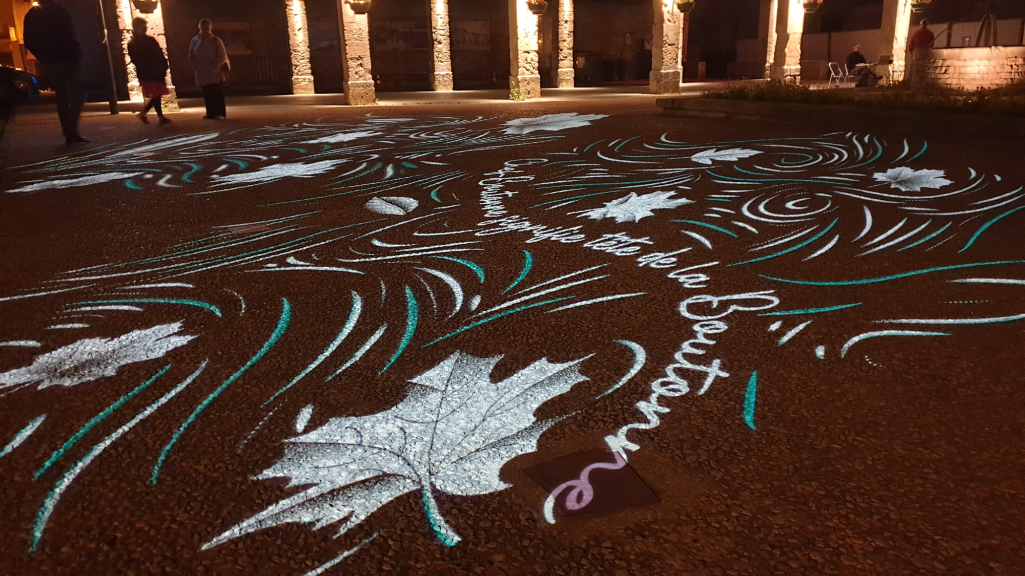 Place éclairée avec des projections d'image au sol