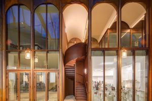 façade d'une galerie couverte à Pau en acier corten et verre avec escalier central