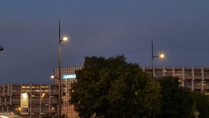 mâts d'éclairage et bâtiment d'airbus en arrière plan