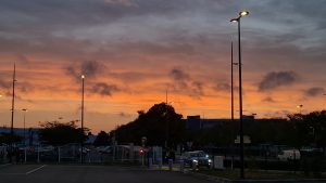 lever de soleil et éclairage public