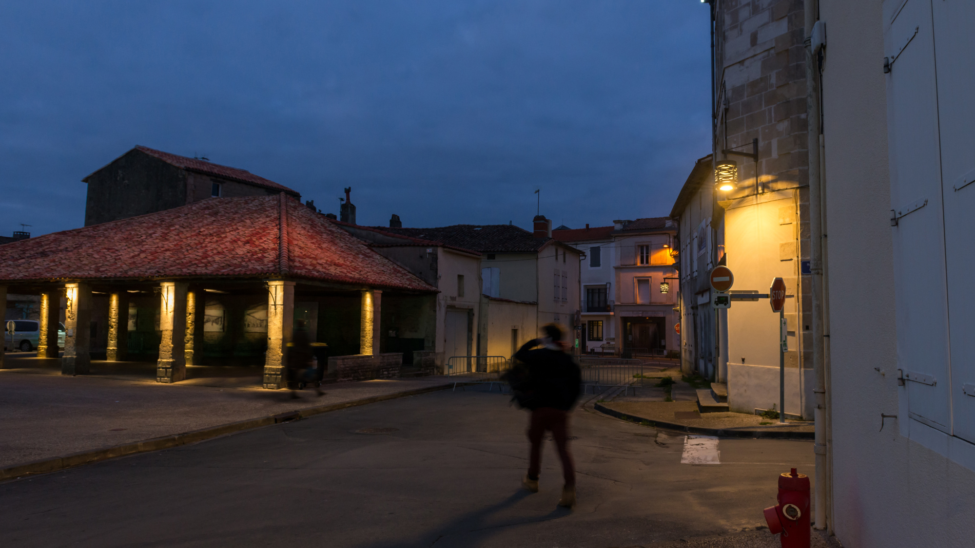 Eclairage place avec halle avec lumière chaude