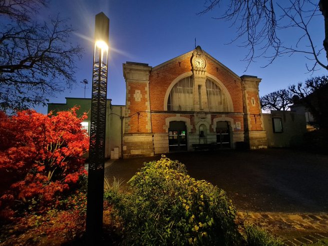 Place Cail éclairée avec lumière chaude et mâts avec découpe laser