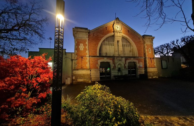 Place Cail éclairée avec lumière chaude et mâts avec découpe laser