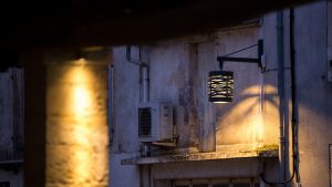 Lanternes sur façade avec découpe et lumière chaude