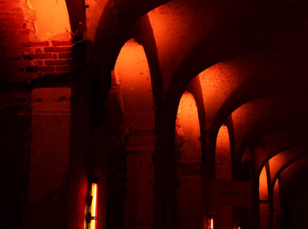 couverts de cours éclairés en rouge pour la nuit du patrimoine