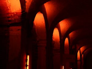 couverts de cours éclairés en rouge pour la nuit du patrimoine