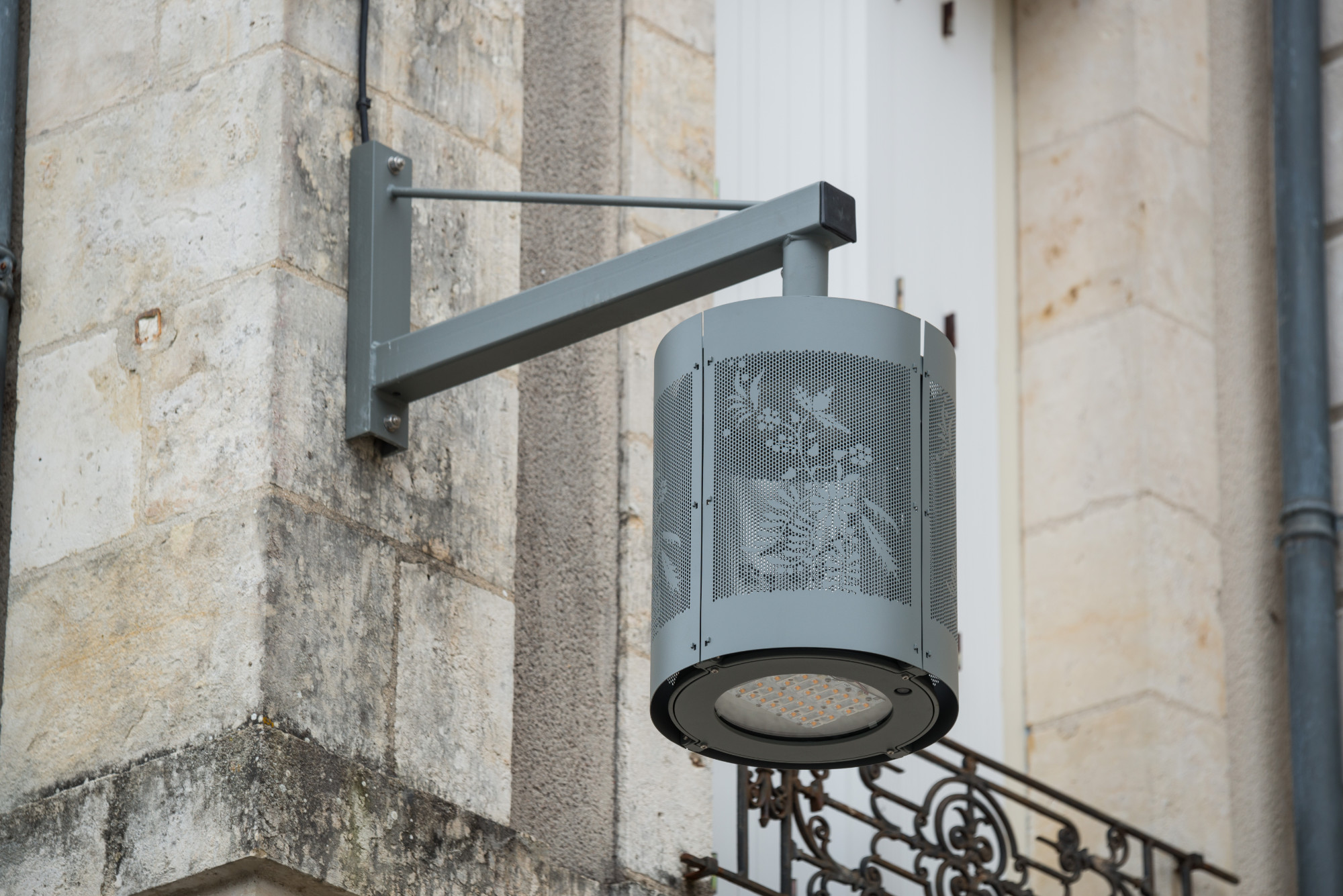 lanterne vue de jour sur façade avec découpe