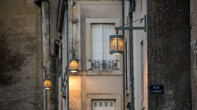 éclairage de rue avec lanterne façade avec découpe