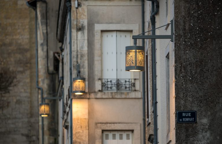 éclairage de rue avec lanterne façade avec découpe