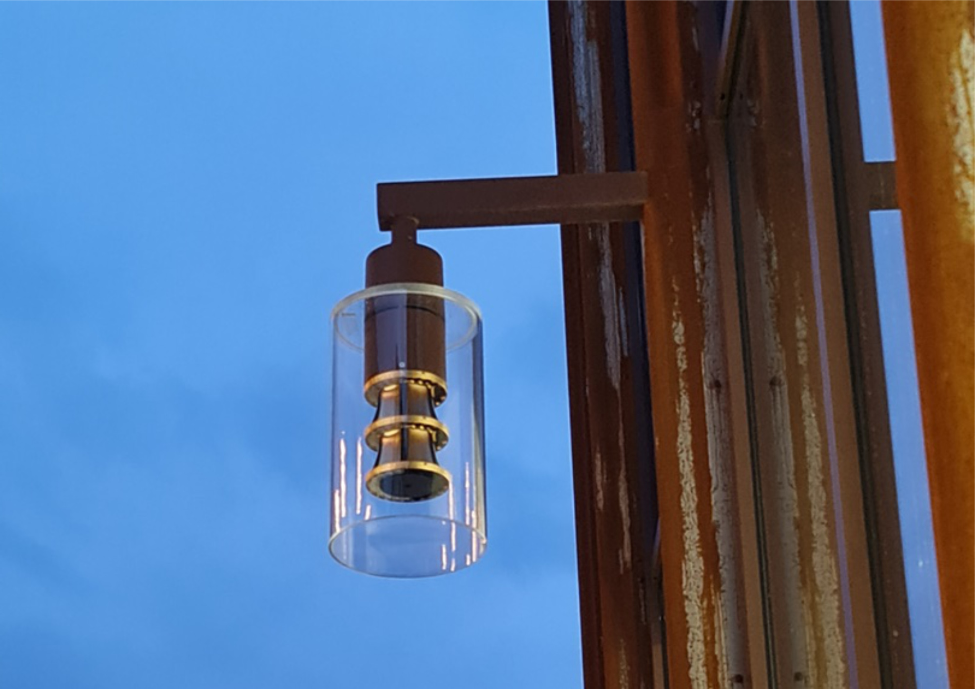 lanterne selux aira avec revêtement acier corten et tritec doré