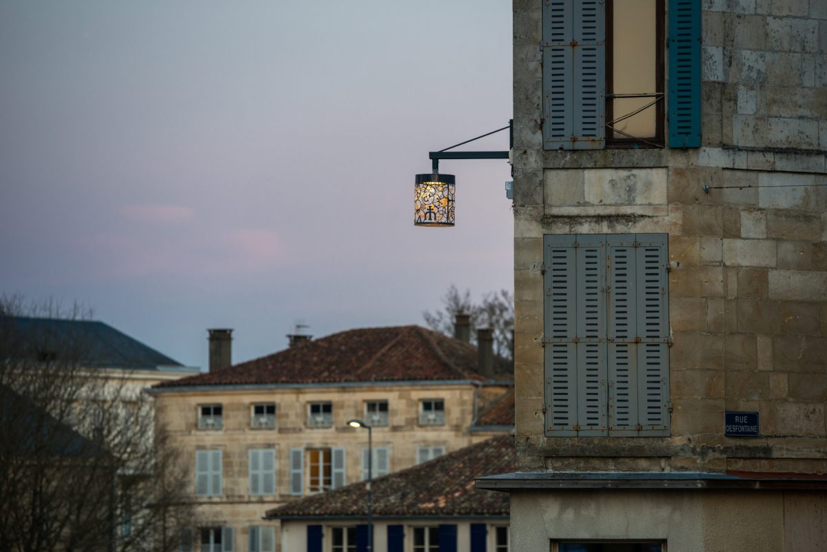 Lanterne sur façade pour éclairage place