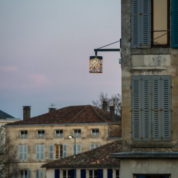 Lanterne sur façade pour éclairage place