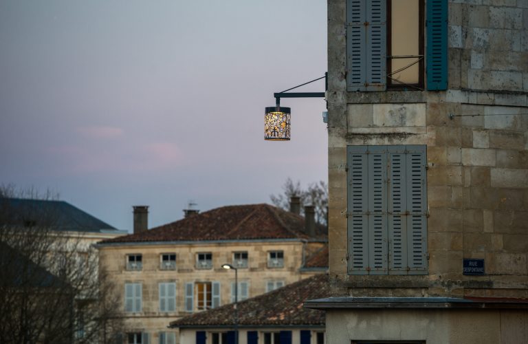 Lanterne sur façade pour éclairage place