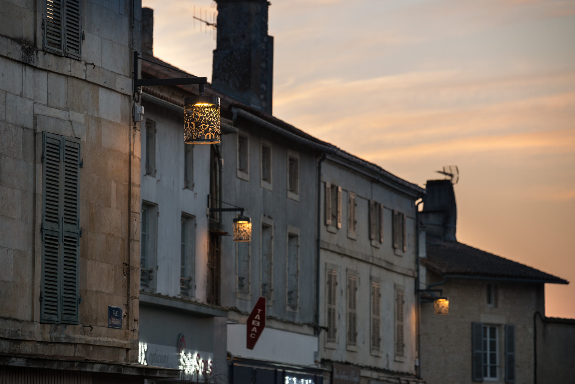 Rue éclairé par lanterne de style avec motifs