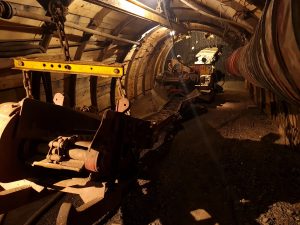 machines dans une galerie en bois de mine de charbon