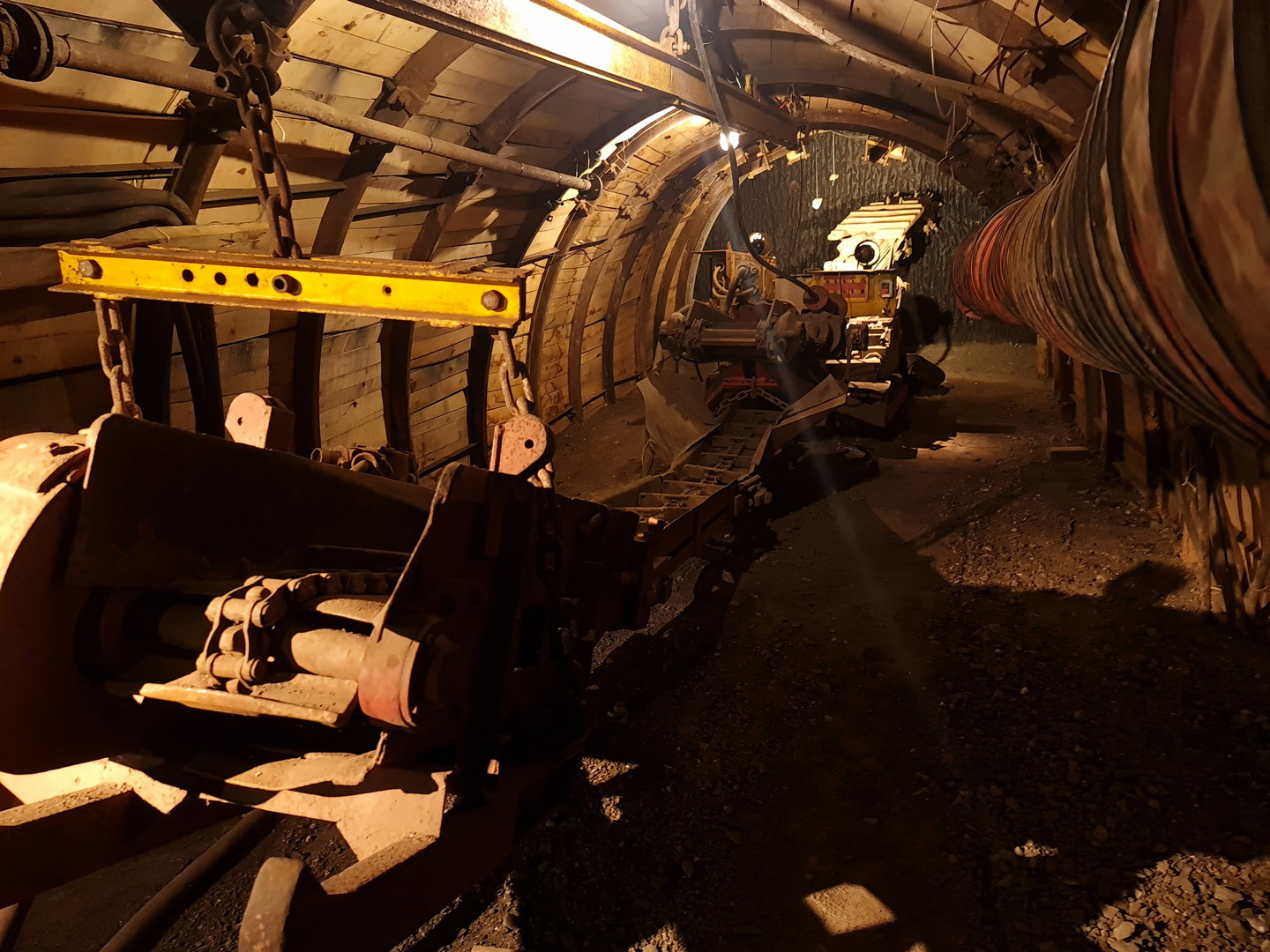 machines dans une galerie en bois de mine de charbon