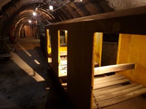 train de mine de charbon jaune dans une galerie historique