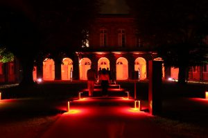 vidéoprojection historique sur une toile tendu en forme de cercle dans une cour de l'hôpital de la grave à toulouse