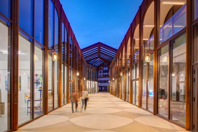 galerie extérieure à Pau de nuit avec éclairage par lanternes LED blanc chaud