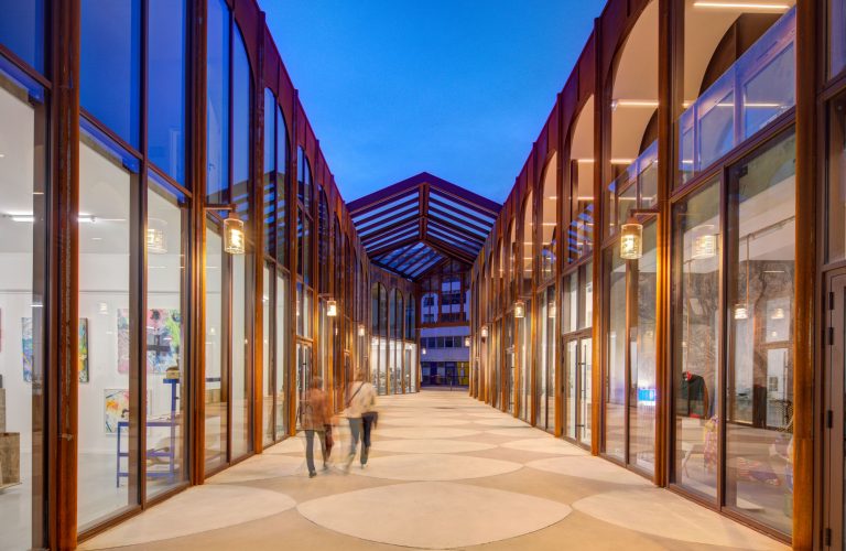 galerie extérieure à Pau de nuit avec éclairage par lanternes LED blanc chaud