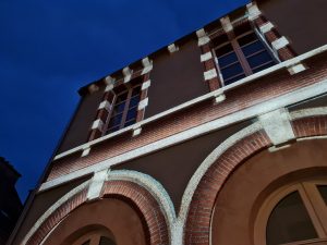 projection gobo texturel en blanc froid sur une façade