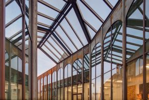 structure du passage carnot type industriel à Pau en acier corten et verre avec magasins