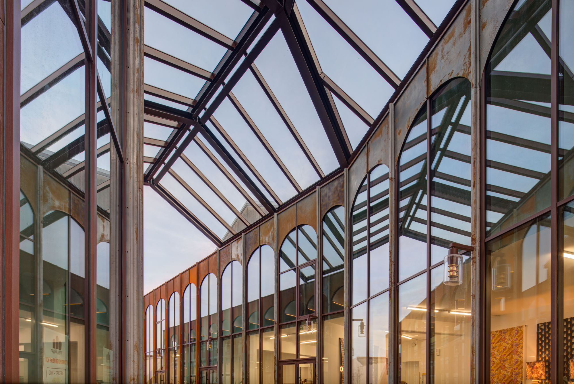 structure du passage carnot type industriel à Pau en acier corten et verre avec magasins