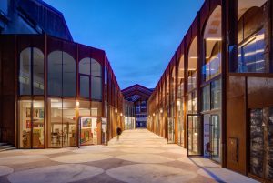 passage carnot a Pau de nuit avec l'éclairage allumé. La structure est faite en acier corten et verre