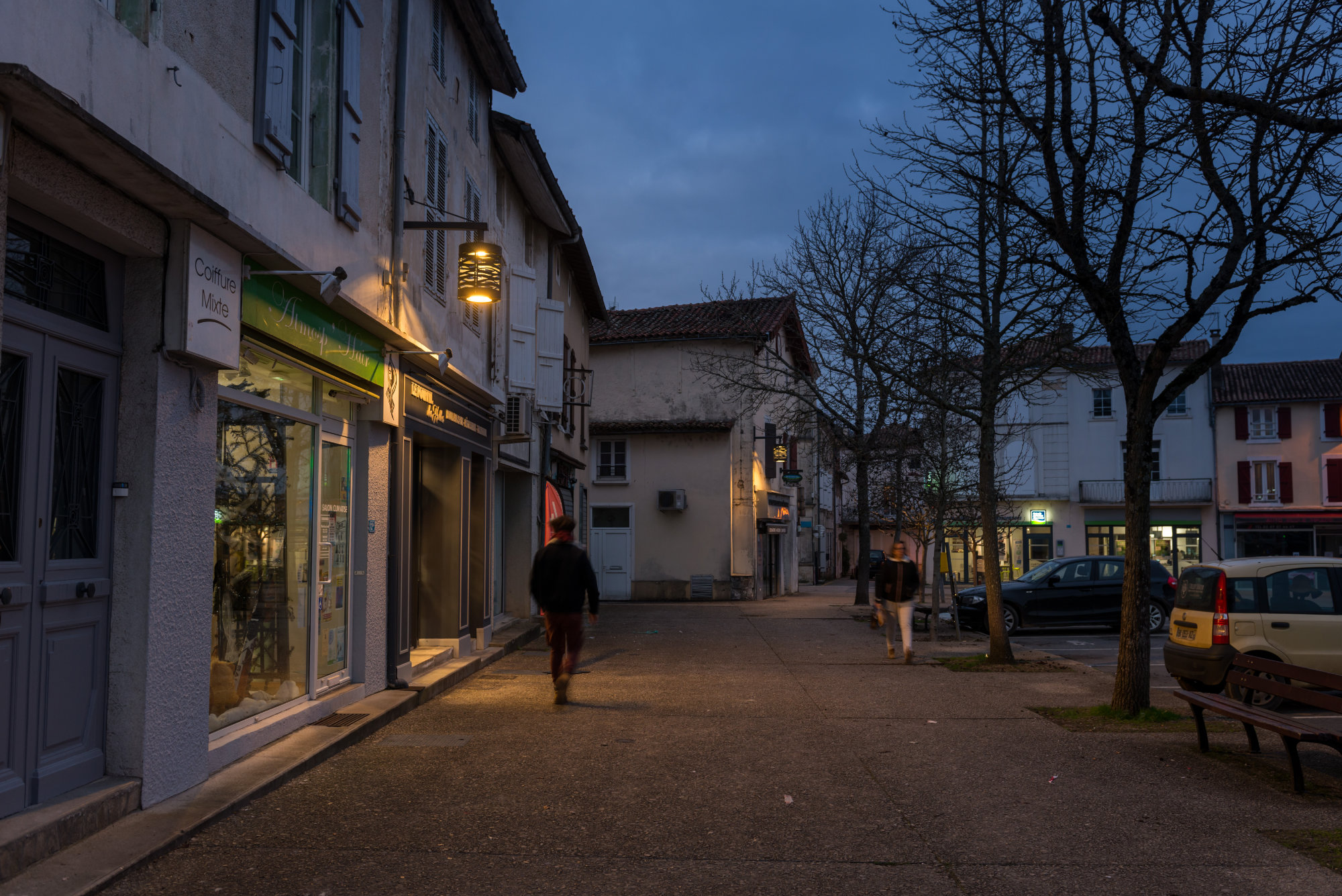 Rue éclairée avec lumière chaude et lanterne façade 