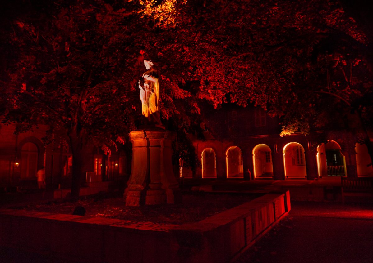 statue dans une cours éclairée pour un événement