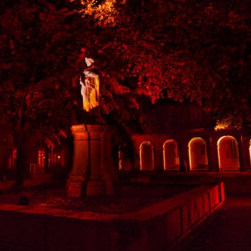 statue dans une cours éclairée pour un événement