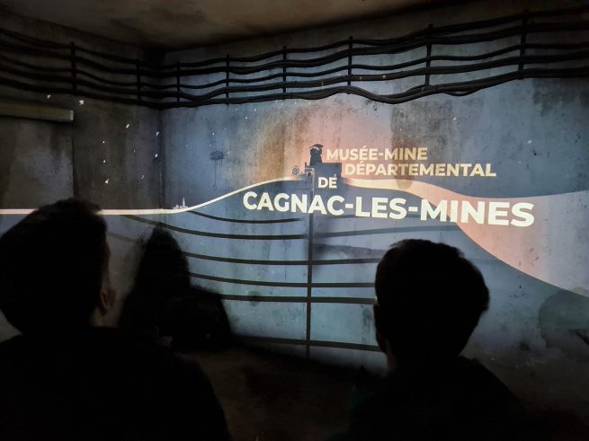 vidéoprojection sur plusieurs murs dans une salle pédagogique immersive sur le musée départemental des mines de charbon