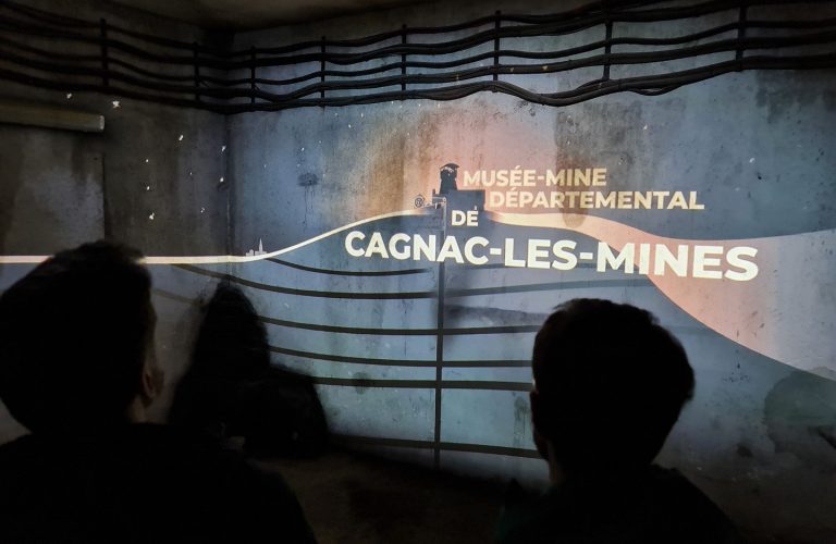 vidéoprojection sur plusieurs murs dans une salle pédagogique immersive sur le musée départemental des mines de charbon