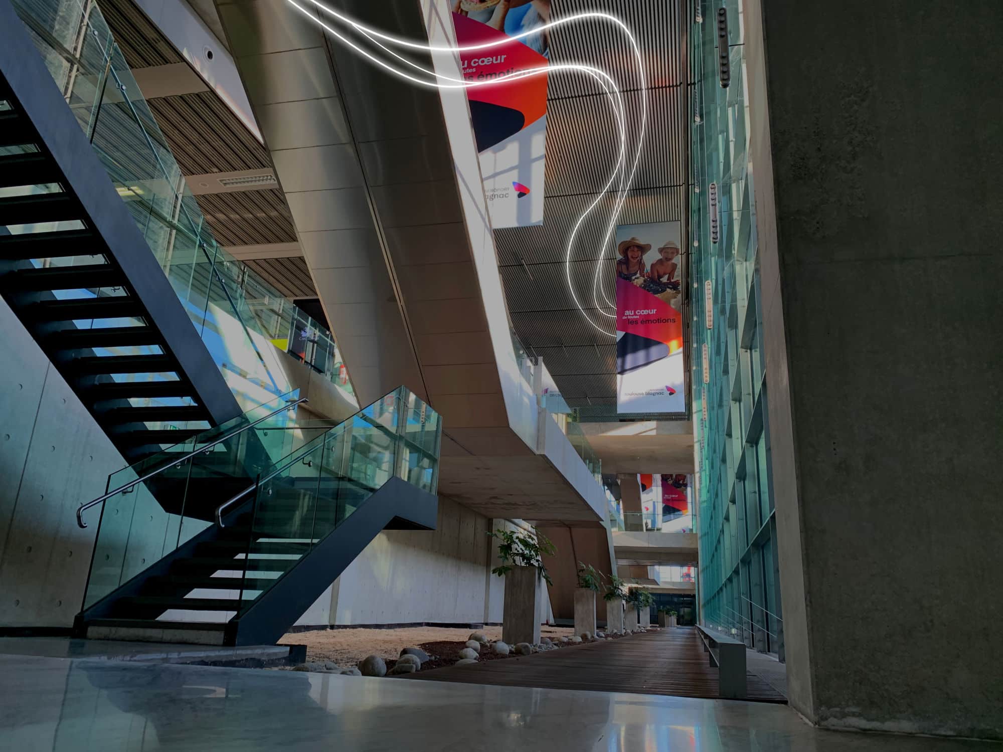 escaliers et lumière aéroport toulouse