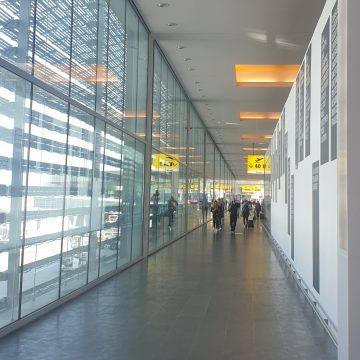 couloir de l'aéroport de toulouse avec lumière naturelle et lumière indirecte
