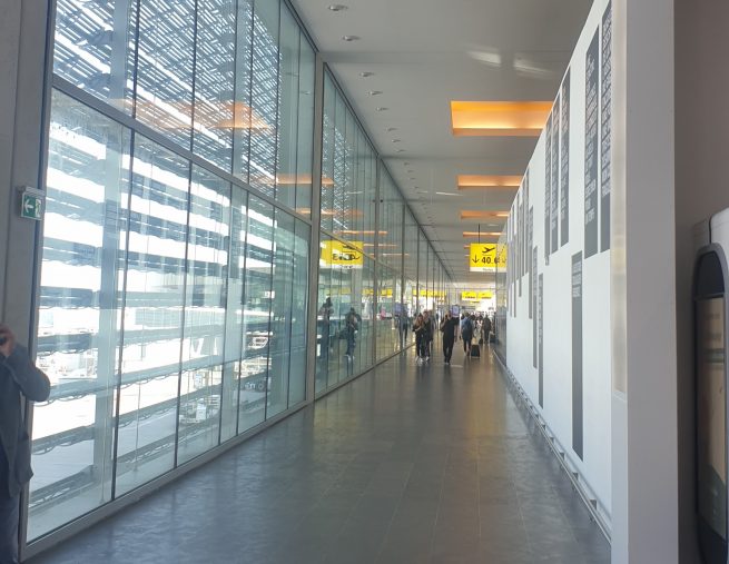 couloir de l'aéroport de toulouse avec lumière naturelle et lumière indirecte