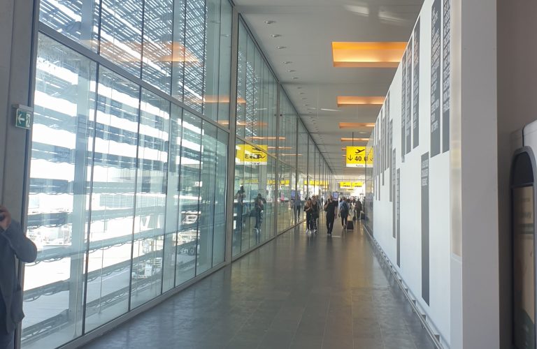 couloir de l'aéroport de toulouse avec lumière naturelle et lumière indirecte