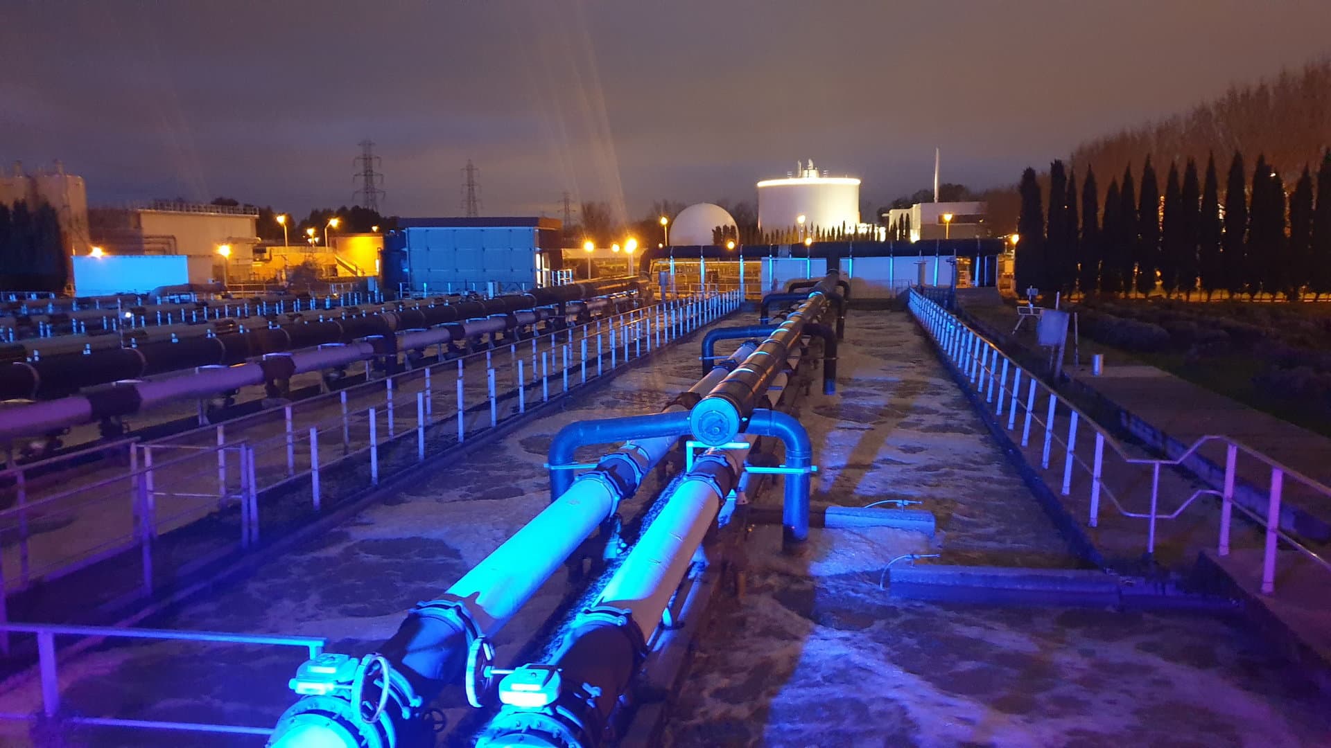 bassins de l'usine de dépollution des eaux de ginestous de nuit éclairé en violet